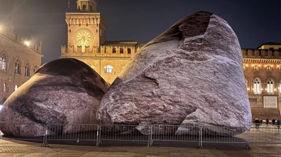 Μπολόνια: Μυστήριο με τις γιγάντιες πέτρες στην κεντρική πλατεία της πόλης