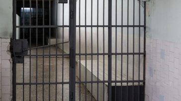 Στη φυλακή 44χρονος που προσπάθησε να πνίξει με κορδόνια τη σύντροφό του