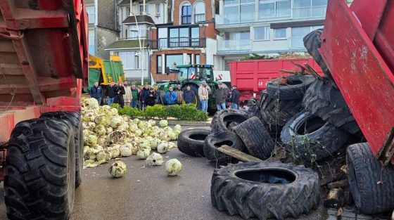 Γαλλία: Οι αγρότες πέταξαν κοπριά και λάχανα έξω από το σπίτι του Μακρόν