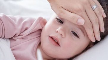 Πυρετικοί σπασμοί στα παιδιά: Τι πρέπει να γνωρίζουν οι γονείς