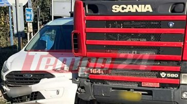 Νταλίκα διέλυσε βανάκι πάνω σε μάντρα