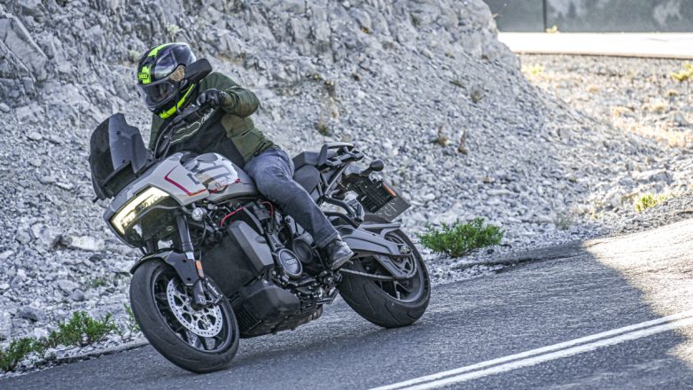 Η Harley-Davidson Pan America 1250 ST κατεβαίνει στην άσφαλτο και αλλάζει τις ισορροπίες