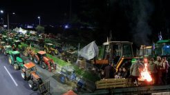 Αμετακίνητοι στα μπλόκα οι αγρότες