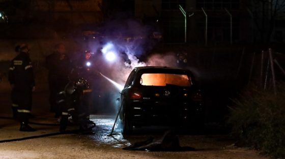 Στις φλόγες τυλίχτηκαν δυο αυτοκίνητα στην Παιανία