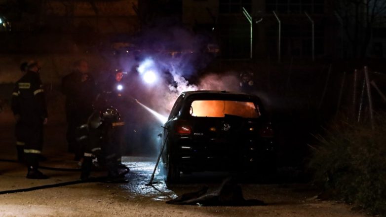 Στις φλόγες τυλίχτηκαν δυο αυτοκίνητα στην Παιανία