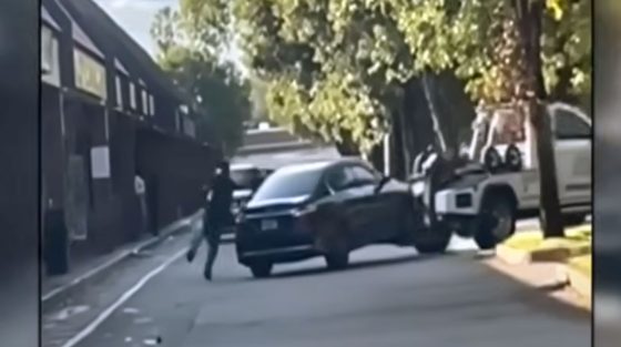 Του ρυμούλκησαν το αυτοκίνητο, ενώ το παιδί του βρισκόταν στα πίσω καθίσματα (Βίντεο)