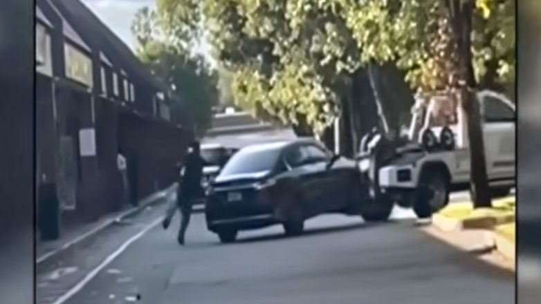 Του ρυμούλκησαν το αυτοκίνητο, ενώ το παιδί του βρισκόταν στα πίσω καθίσματα (Βίντεο)