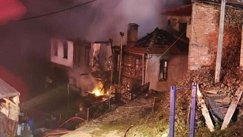 Στις φλόγες δύο σπίτια στο Ανήλιο Μετσόβου Στις φλόγες δύο σπίτια στο Ανήλιο Μετσόβου