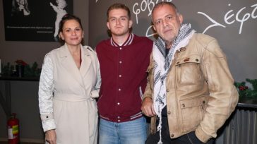 Πασχάλης Τσαρούχας – Θεοφανία Παπαθωμά: Σπάνια κοινή εμφάνιση με τον 19χρονο γιο τους, Αχιλλέα στο θέατρο