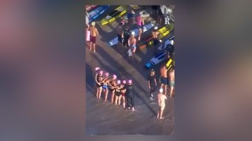 Σίδνεϊ: Κολυμβητές και σέρφερ σχηματίζουν «πλωτό κύκλο» στη μνήμη των θυμάτων του Μπόντι