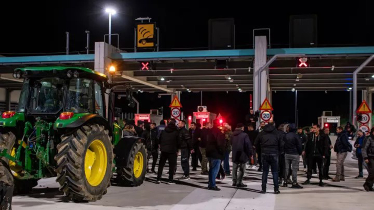 Στα μπλόκα μέχρι τα Χριστούγεννα οι αγρότες – Διευκολύνσεις στους ταξιδιώτες