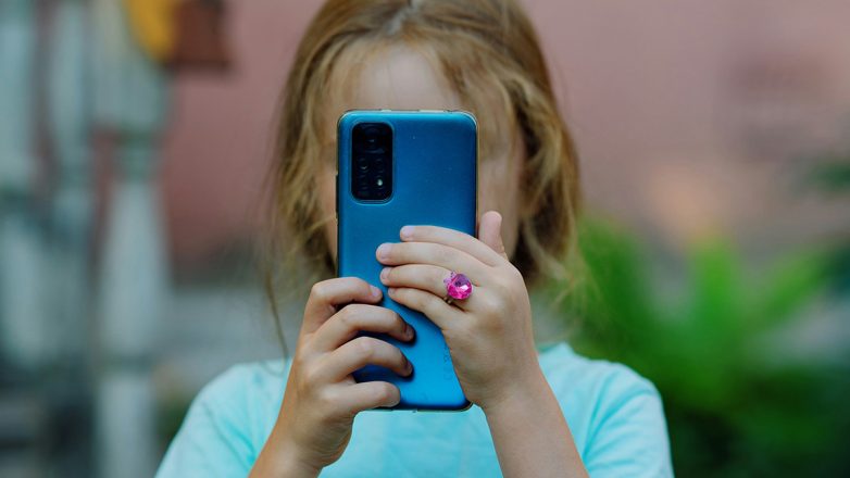 Η Ελβετία θέλει να απαγορεύσει τα social media για τα παιδιά