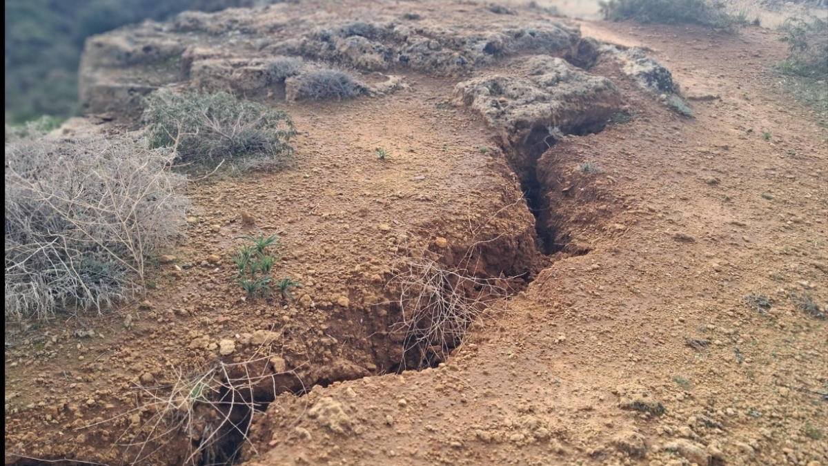 Ρήγμα 20 μέτρων εμφανίστηκε σε παραλία της Κρήτης