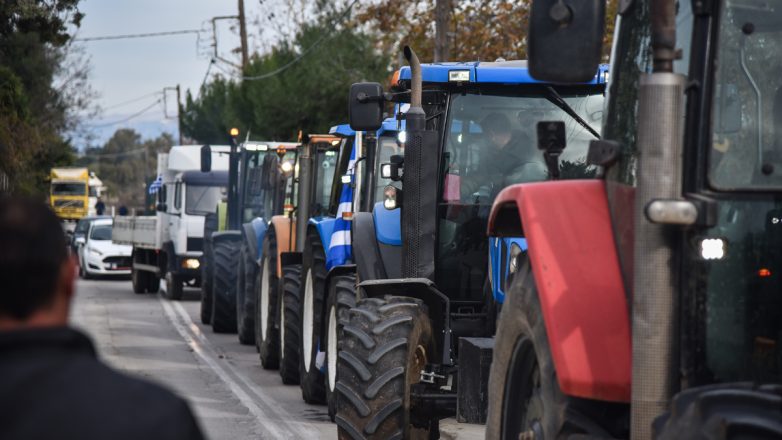 Χριστούγεννα στα μπλόκα για τους αγρότες