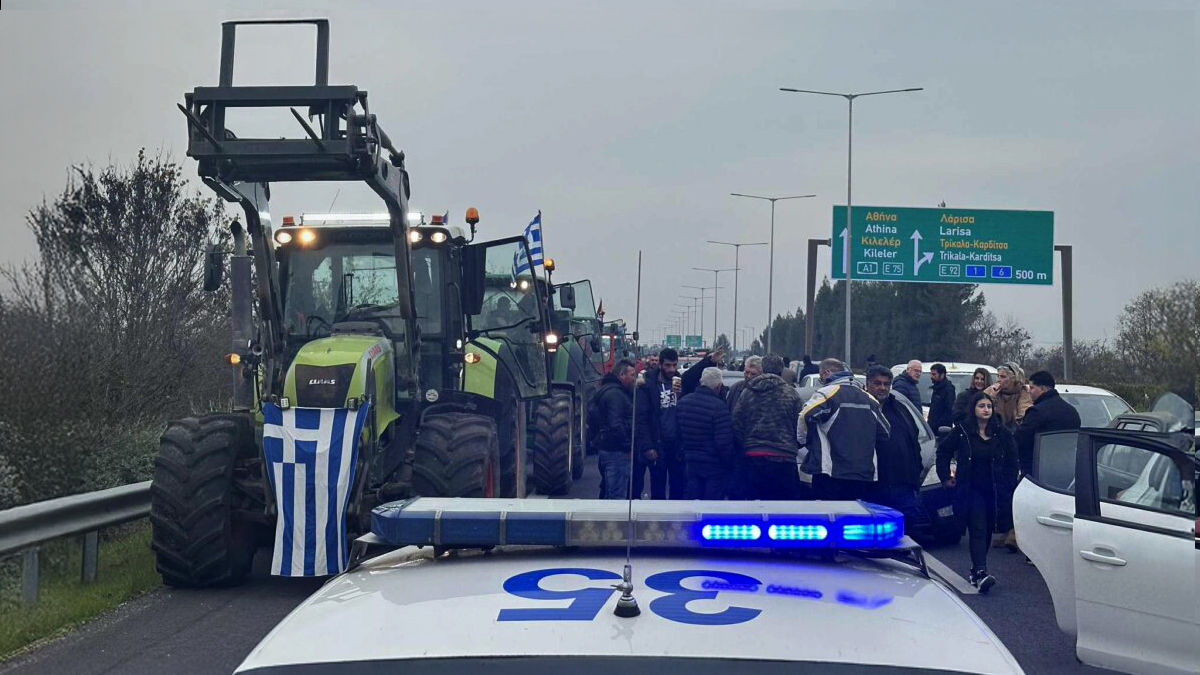 Τρακτέρ έκλεισαν τις σήραγγες των Τεμπών