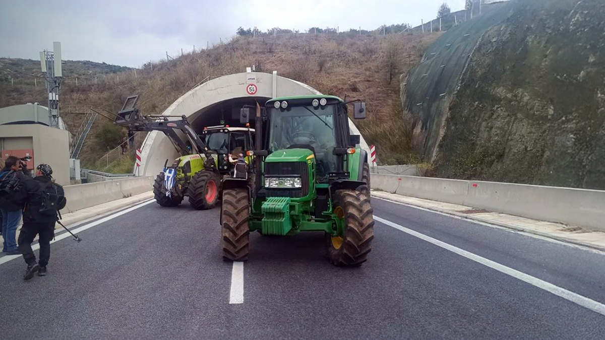 Τρακτέρ έκλεισαν τις σήραγγες των Τεμπών