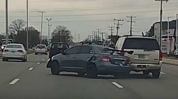 “Οικογενειάρχης” με τα παιδιά στο Ι.Χ. κάνει κόντρα με μοτοσυκλέτα σε δημόσιο δρόμο και προκαλεί χάος (Βίντεο) 