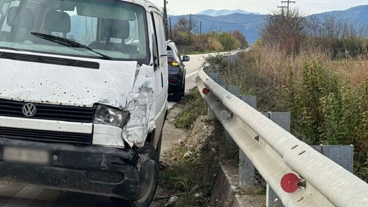 Αυτοκίνητο συγκρούστηκε με φορτηγάκι – Ένας τραυματίας
