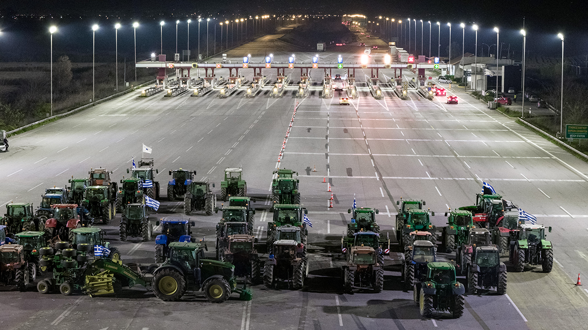 Κάλαντα στα μπλόκα αλλά με ανοιχτούς τους δρόμους