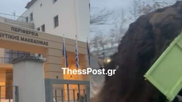 Αγρότες έριξαν κοπριά έξω από το κτήριο της Περιφέρειας Δυτικής Μακεδονίας