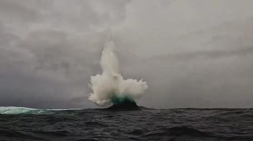 «Pincer attack»: Βίντεο με ξαφνικό γιγαντιαίο κύμα στην Αυστραλία