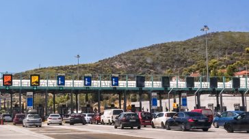 Λύση ζητούν οι ξενοδόχοι για τους εκδρομείς που ταλαιπωρούνται στους δρόμους