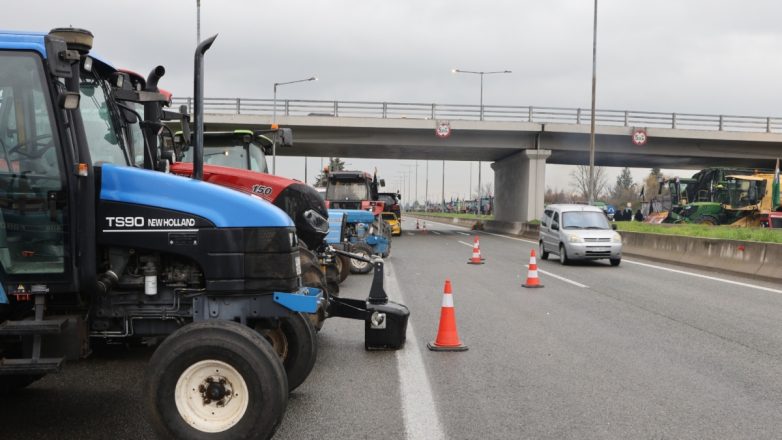 Στις άκρες των δρόμων μετακινούνται τα τρακτέρ στα μπλόκα