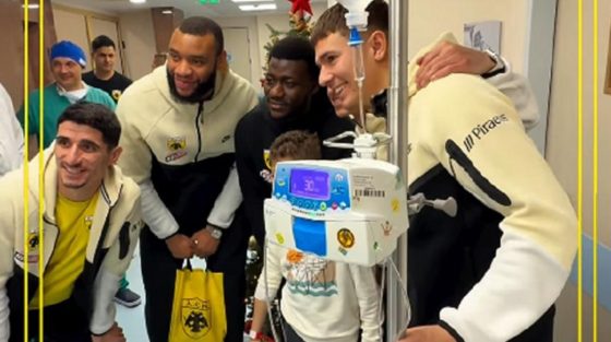 Μοίρασε δώρα και χαμόγελα στην παιδιατρική κλινική η ΑΕΚ