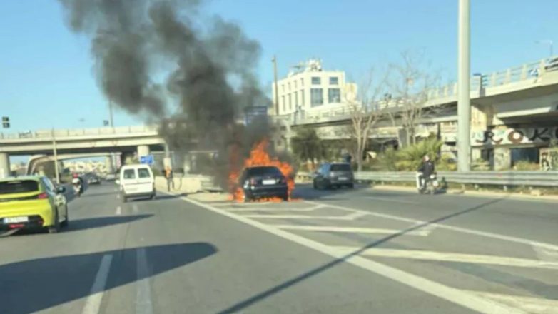 Λ. Ποσειδώνος: Αυτοκίνητο τυλίχθηκε στις φλόγες εν κινήσει