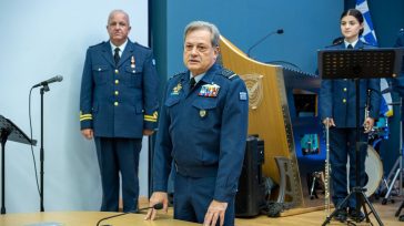 ΓΕΑ: Ανταλλαγή ευχών του Αρχηγού με το προσωπικό υπό τους ήχους της μπάντας της Πολεμικής Αεροπορίας