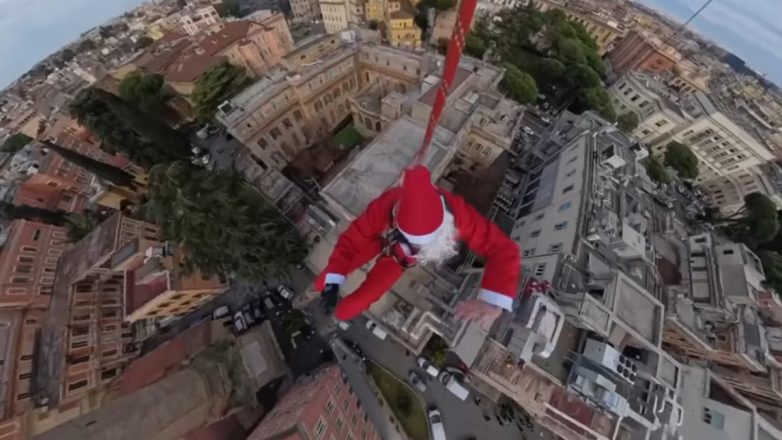 Ιταλοί αστυνομικοί παρέδωσαν δώρα σε μικρούς ασθενείς με έναν ιδιαίτερο τρόπο Ιταλοί αστυνομικοί παρέδωσαν δώρα σε μικρούς ασθενείς με έναν ιδιαίτερο τρόπο