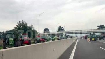 Αγροτικά μπλόκα: Ανοικτές δύο λωρίδες κατά τους αγρότες –  Κλειστοί οι δρόμοι κατά την αστυνομία