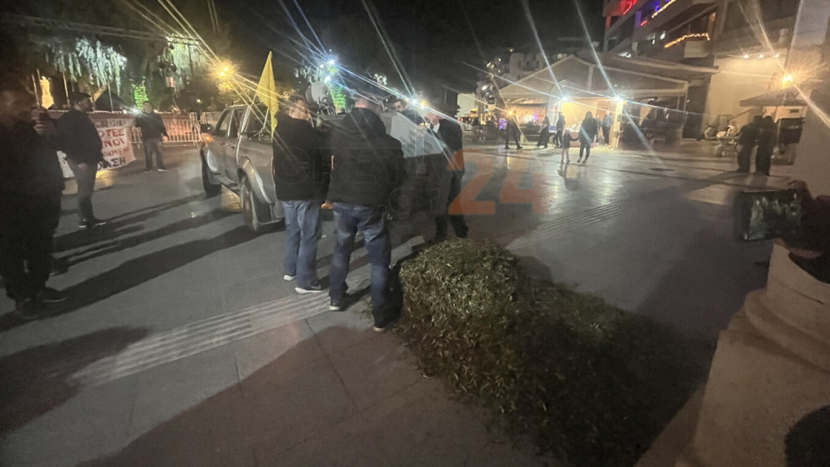 Αγρότες πέταξαν φύλλα από ελιές έξω από την Περιφέρεια Κρήτης