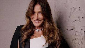 Carla Bruni: Η πρώην Πρώτη Κυρία της Γαλλίας γιορτάζει τα 58 της χρόνια με βίντεο από την πασαρέλα