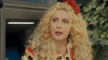 «Στο Παρά Πέντε – 20 χρόνια μετά»: Η Ντάλια ανακαλύπτει τα capital controls και το ίντερνετ «πέφτει» από τα γέλια