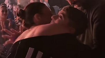 Κέλλυ Κελεκίδου: Ερμήνευσε τραγούδι του Βασίλη Καρρά μαζί με τον μικρό Γιαννάκη του ΠΑΟΚ