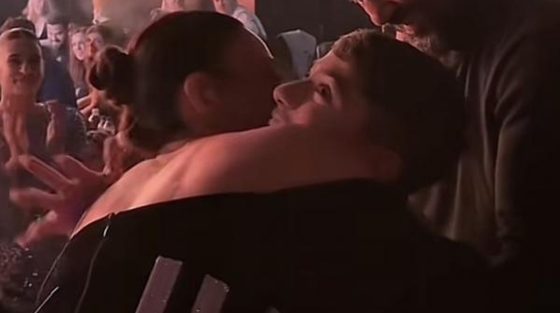 Κέλλυ Κελεκίδου: Ερμήνευσε τραγούδι του Βασίλη Καρρά μαζί με τον μικρό Γιαννάκη του ΠΑΟΚ