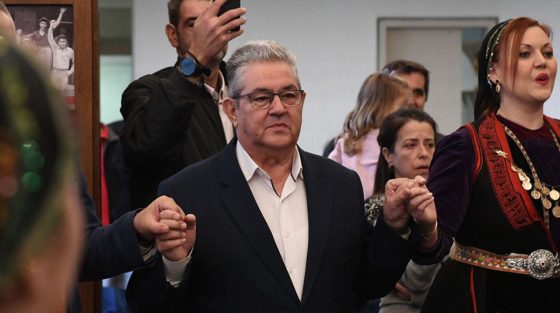 Χριστουγεννιάτικο τσάμικο από τον Δημήτρη Κουτσούμπα