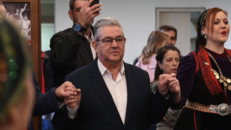 Χριστουγεννιάτικο τσάμικο από τον Δημήτρη Κουτσούμπα