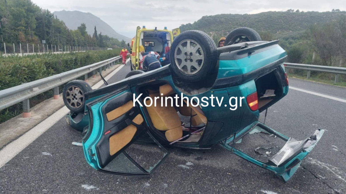 Αυτοκίνητο διαλύθηκε σε τροχαίο στη Κόρινθο