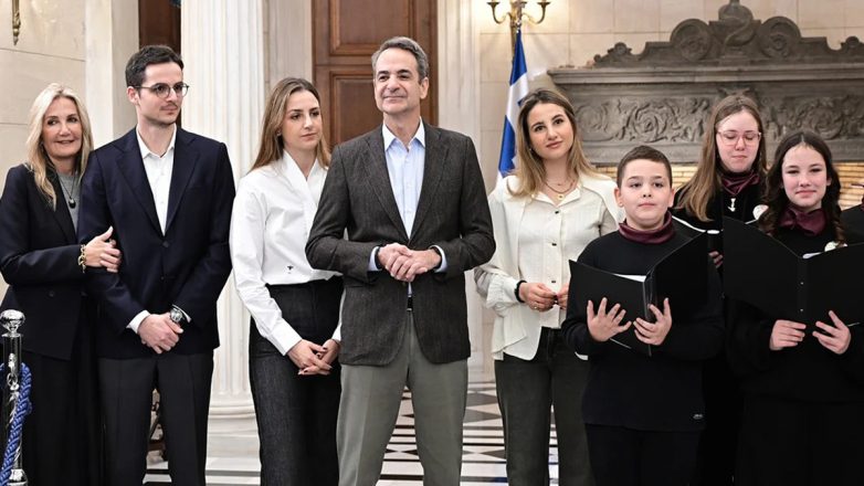 Κάλαντα στο Μαξίμου από τους μαθητές του μουσικού σχολείου Αλίμου