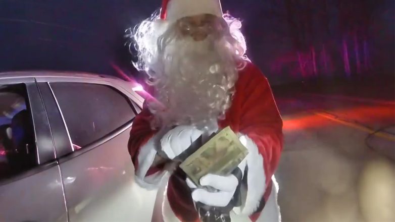 Σταμάτησαν για υπερβολική ταχύτητα τον Άγιο Βασίλη και αντί για δώρα, είχε… περίστροφο (Βίντεο) 