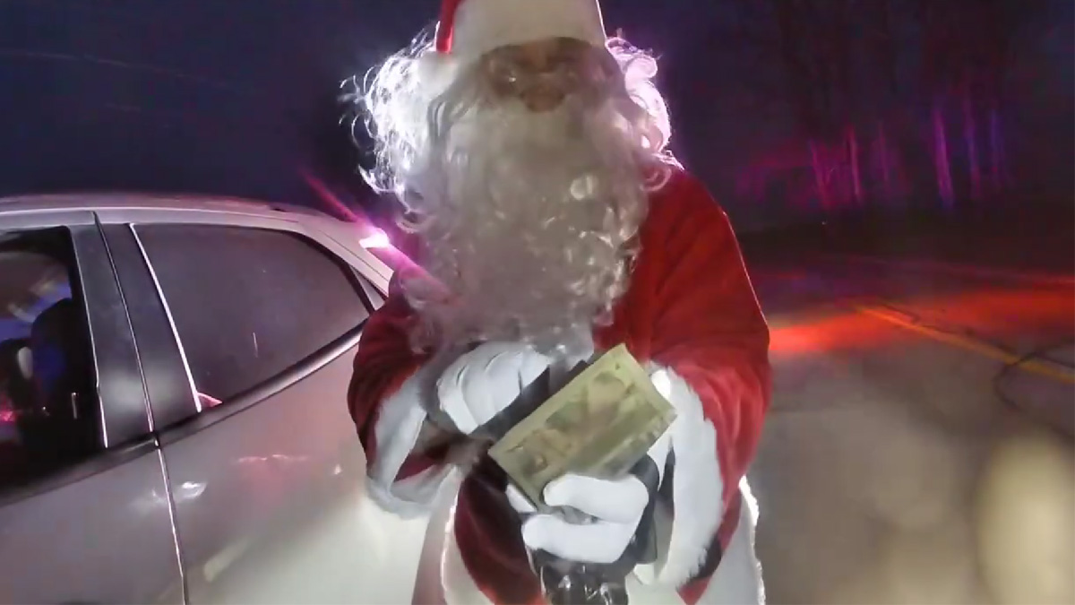 Σταμάτησαν για υπερβολική ταχύτητα τον Άγιο Βασίλη και αντί για δώρα, είχε… περίστροφο (Βίντεο) 