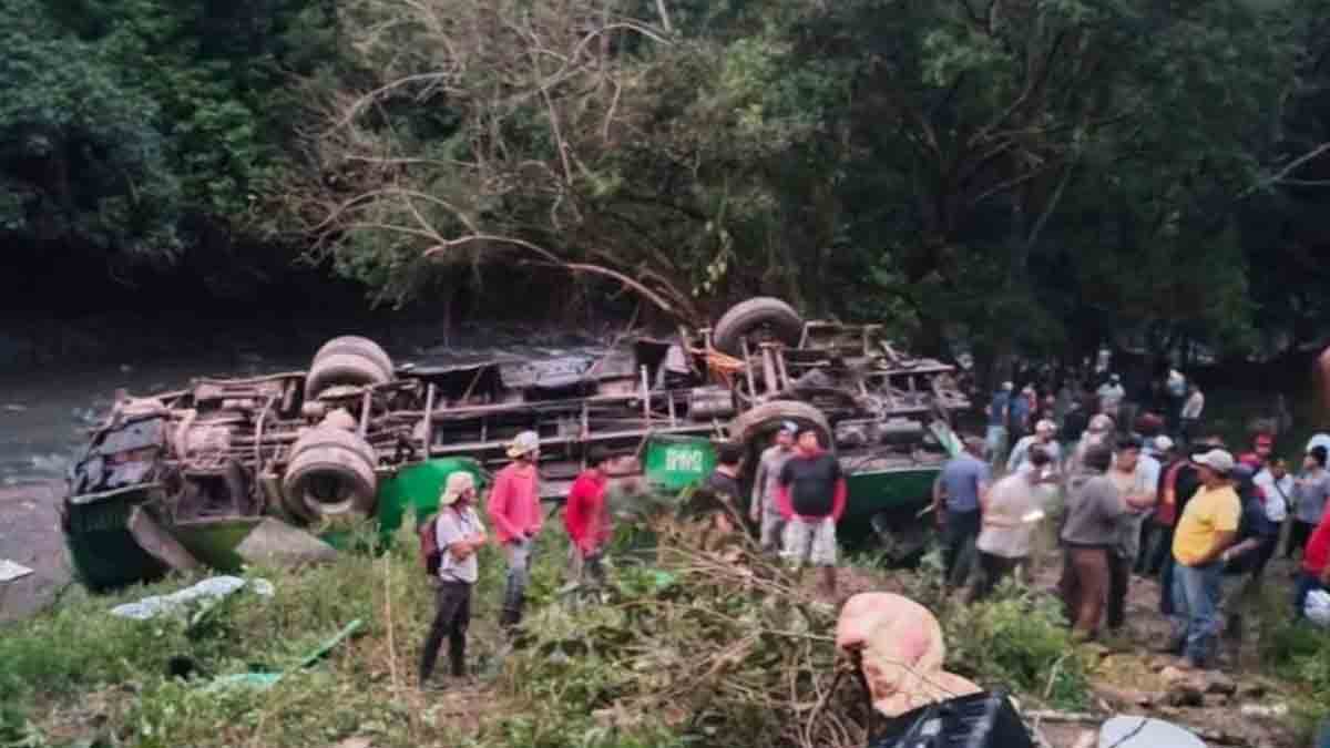 Λεωφορείο στο Μεξικό έπεσε από γκρεμό 180 μέτρων – 8 νεκροί