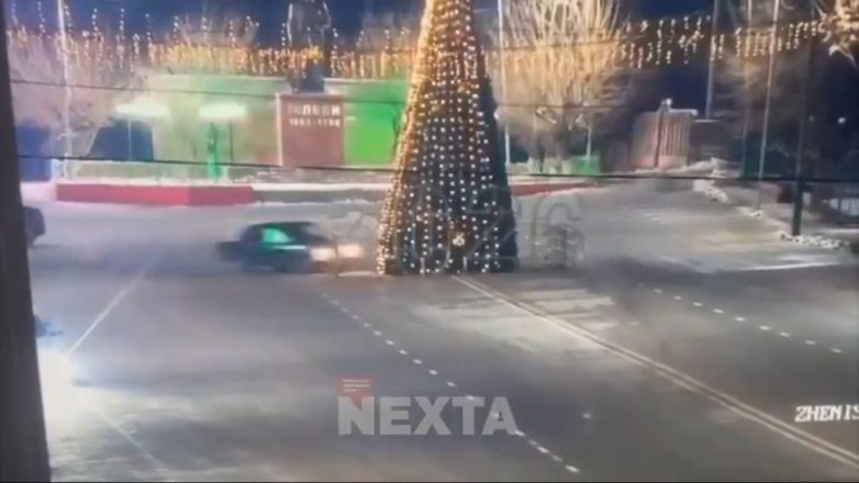 Καζακστάν: Ο οδηγός ενός Lada γκρέμισε 12μετρο χριστουγεννιάτικο δέντρο