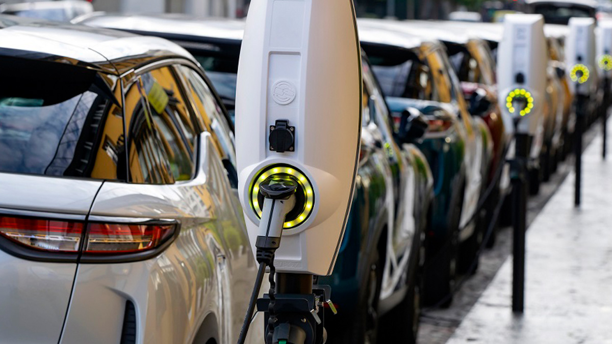 Παράθυρο ελπίδας για τα ηλεκτρικά αυτοκίνητα- Παρατείνεται για τρεις μήνες το πρόγραμμα «Κινούμαι Ηλεκτρικά ΙΙΙ»