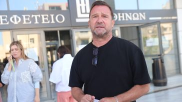 Πλακιάς: «Αρρωστημένη συμπεριφορά και χυδαιότητα» η ευχετήρια κάρτα της Hellenic Train