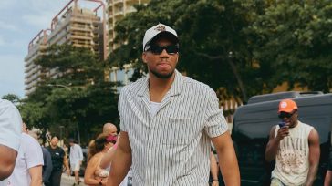 Γιάννης Αντετοκούνμπο: Ο «Greek Freak» σε ρόλο Άγιου Βασίλη μοιράζει χαμόγελα και ελπίδα