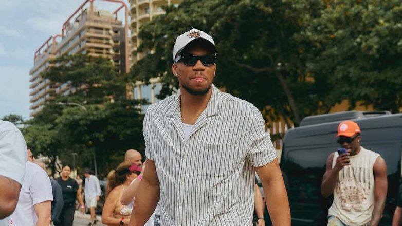 Γιάννης Αντετοκούνμπο: Ο «Greek Freak» σε ρόλο Άγιου Βασίλη μοιράζει χαμόγελα και ελπίδα