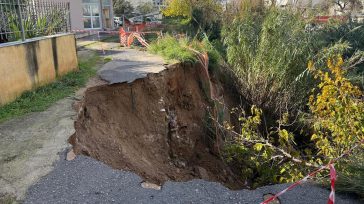 Άγιος Δημήτριος: Καθίζηση δρόμου από την κακοκαιρία – Σε καθεστώς έκτακτης ανάγκης ο Δήμος